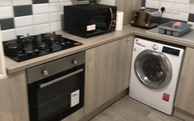 Stunning 1-bed Apartment With En-suite in Strood