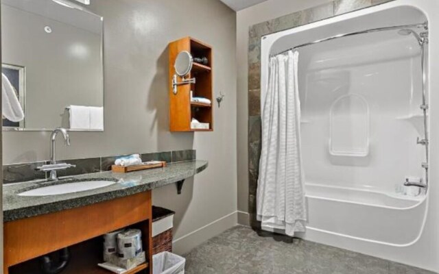 Luxury 3-Br Penthouse | INDOOR Pool & Hot Tub | Pool Table | 2 Decks + Mtn Views