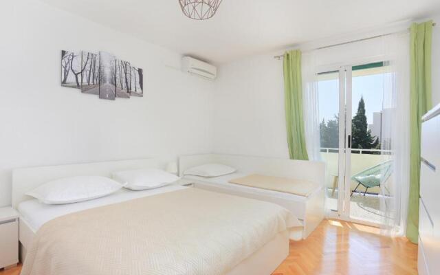 Apartments by the sea Makarska - 13222