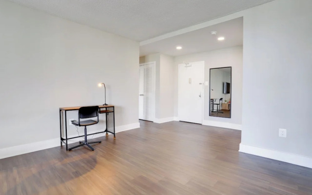 Crystal City Modern Apt w Gym