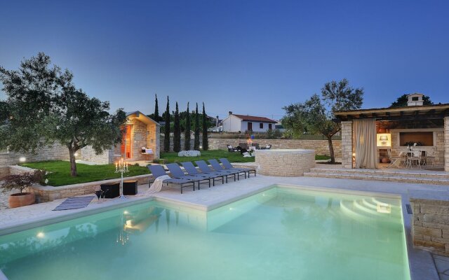 Charming Villa With Heated Pool Near Rovinj