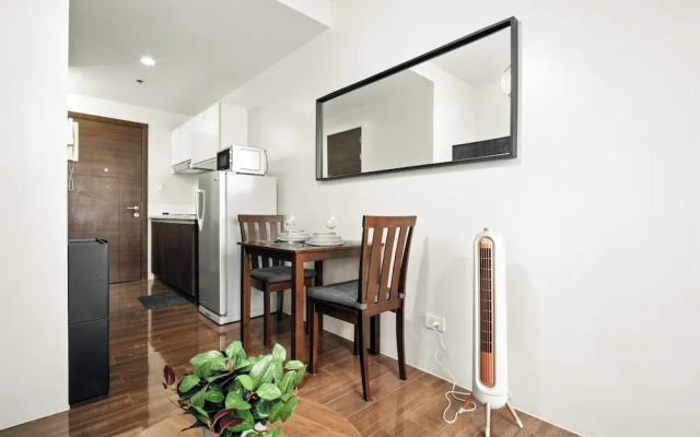 Room-sleek Studio With City Views on the