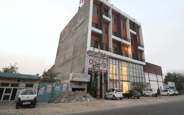 OYO 25076 Omang Hotel