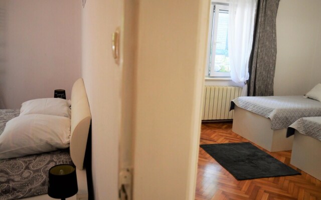 Coastal Apartment - Sleeps 6, Balcony & Parking