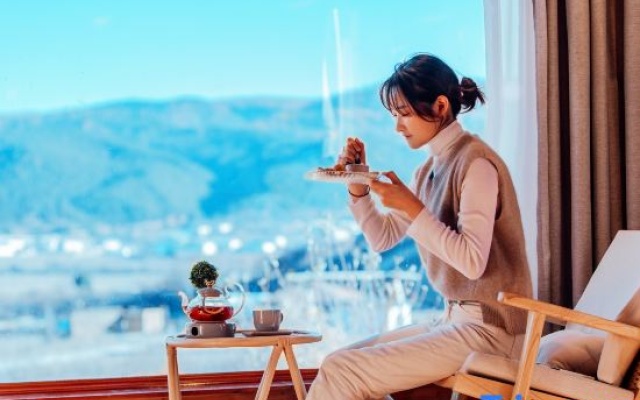 Ren'an Valley 270 Degree Tent Manor – People – Shangri-La