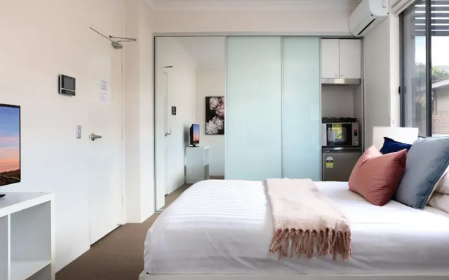 Bright Studio Steps From Westmead Hospital