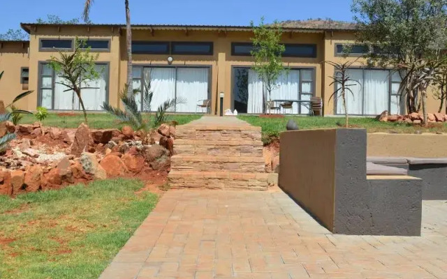 Manor Hills Guest Lodge