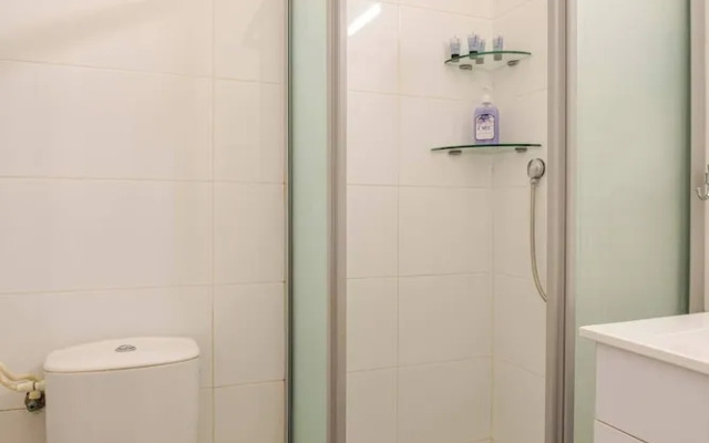 Gugel Waves Seaview 4BR Family Aparts