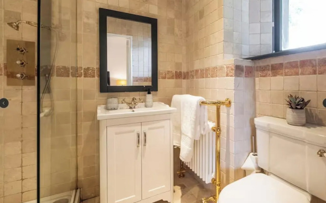 Charming 6-bed Escape- Balconies & Panoramic Views