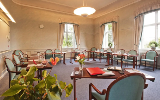 Åkeshofs Slott Bed and Breakfast