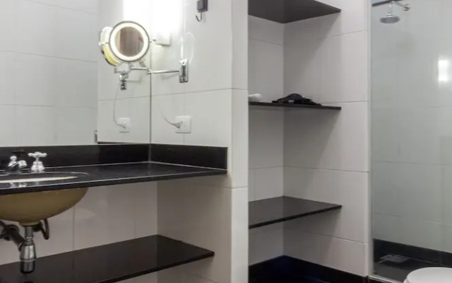 Space and Comfort in Copacabana D405