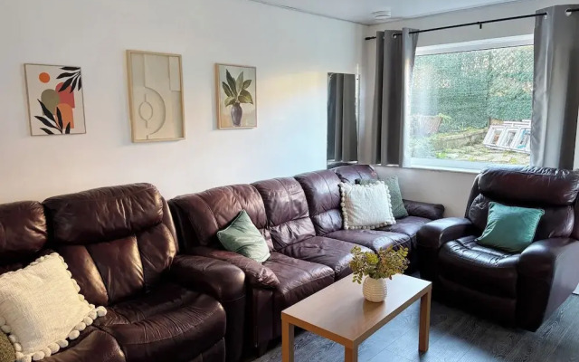 Relaxing Getaway With Hot Tub & Sauna Sleeps 6