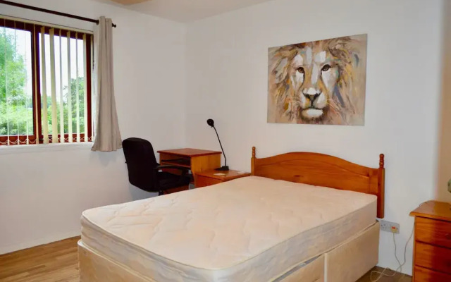Spacious 2 Bedroom Ground Floor Flat in Leith