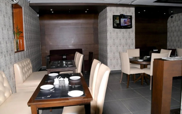 OYO 16006 Hotel Meedo's Grand