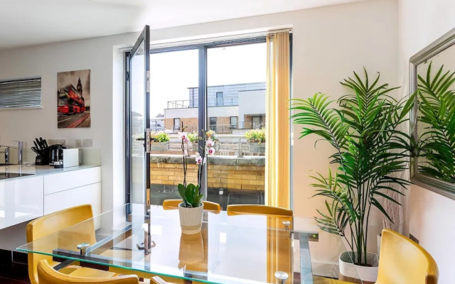 RAI - Modern Tower Hill Penthouse