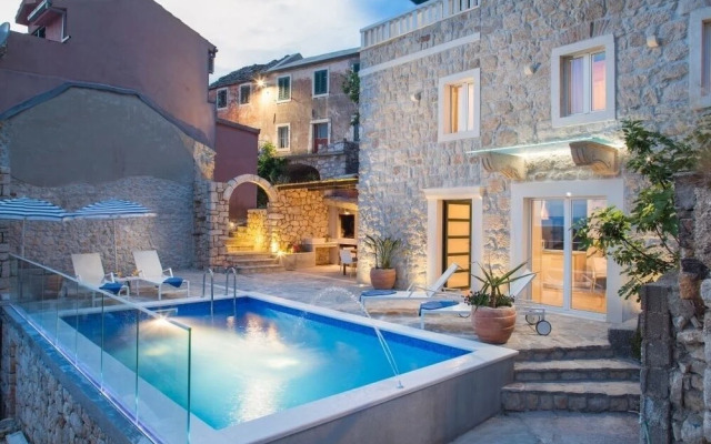 Tanja - With Pool - H