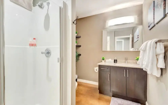 Downtown Condo w Incredible Views and BBQ