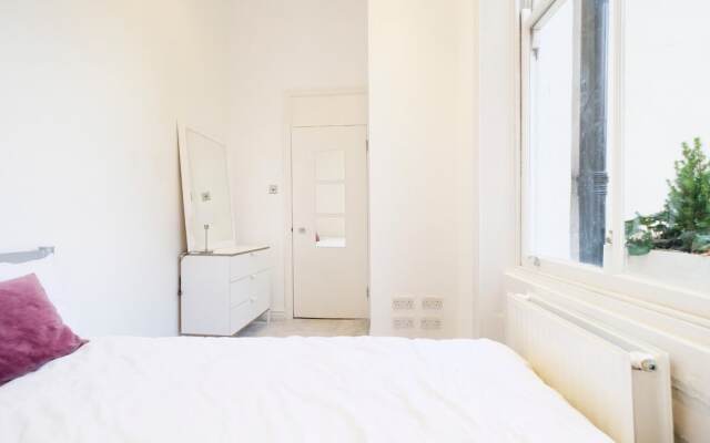 Classy, Modern 2BR Flat for 5 in Maida Hill