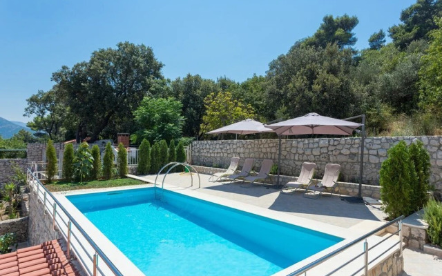 Romantic apartment for 2 with pool and grill