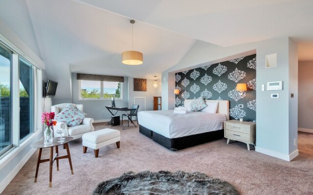 Elegant Sea-View Villa on the Northshore