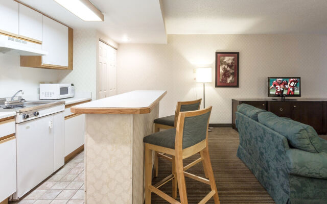 Red Roof Inn & Suites DeKalb