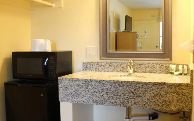 BeachWay Inn
