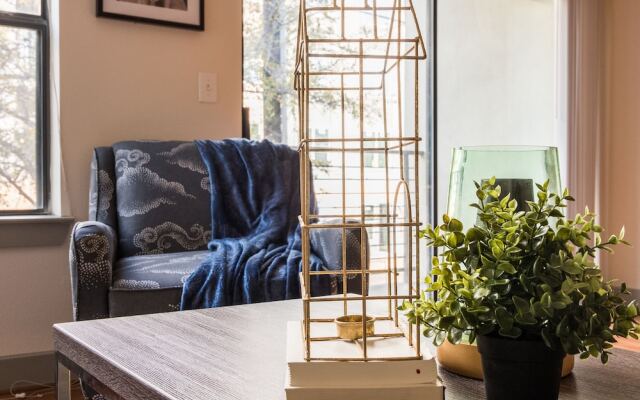 1 BR Apt near Dining Shopping Nightlife by Frontdesk