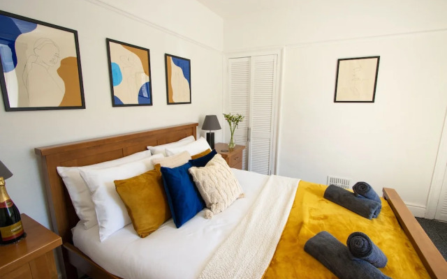 Spacious - Central 2 Bed Apartment