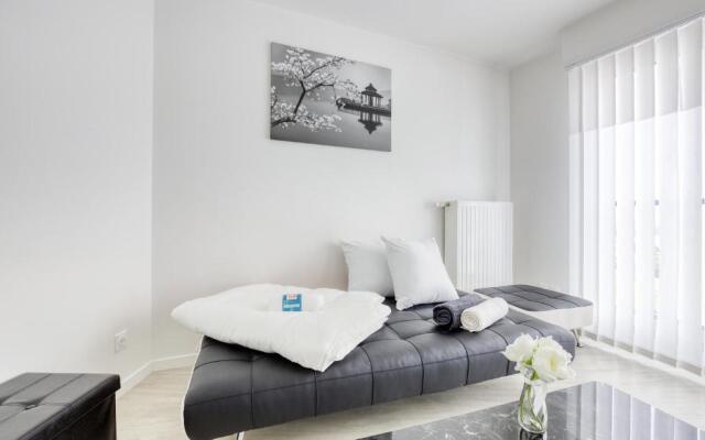 Studio élégant style black&white 5min gare Poissy