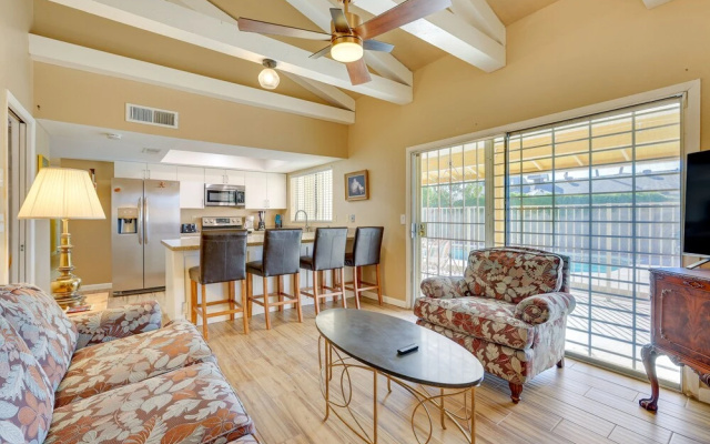 Pool, Patio & Fireplace: Glendale Oasis!
