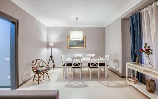 Lovely And Spacious 4 Bed, Sleeps 8 In Bcn Center