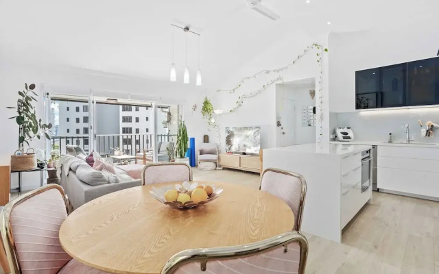 Hillside in the heart of Burleigh