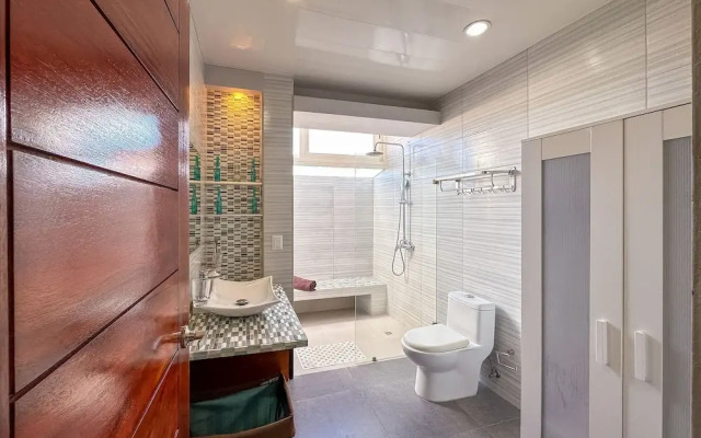 Gorgeous 1 BR PH Apartment w Jacuzzi