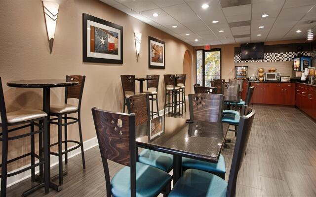 Days Inn & Suites by Wyndham Sam Houston Tollway