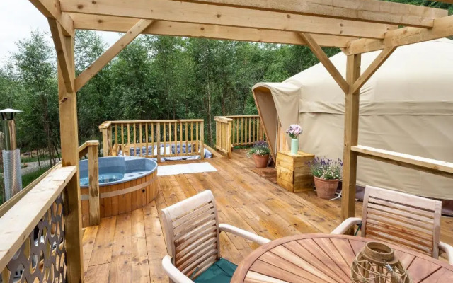 Yurtshire Eavestone Lake