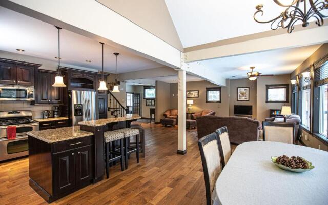 Mountain Gateway by Revelstoke Vacations