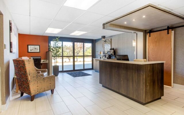 Country Hearth Inn & Suites - Columbia