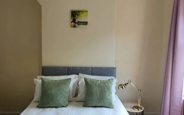 Spacious House in Stoke