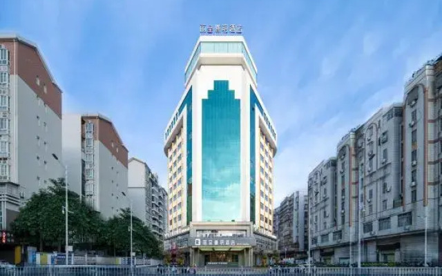 Rezen Longhh Hotel (Zhaoqing Seven Star Cave Sports Center)