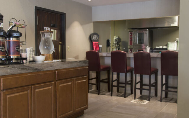 Clarion Inn & Suites US 65 & Battlefield Road