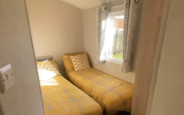Impeccable 3-bed Caravan in Clacton-on-sea