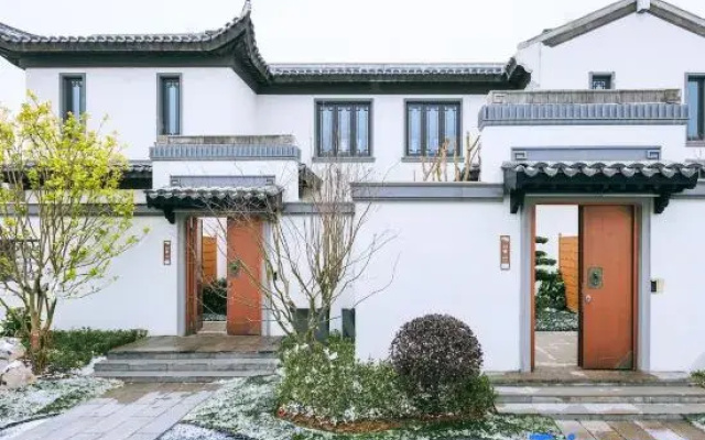 Lancheng Taohuayuan Wenquan Courtyard House (Honghu)