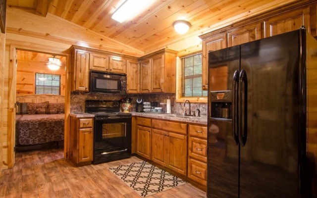 Arabella Cozy Nest With Hot Tub and Fire Pit in the Backyard by Redawning