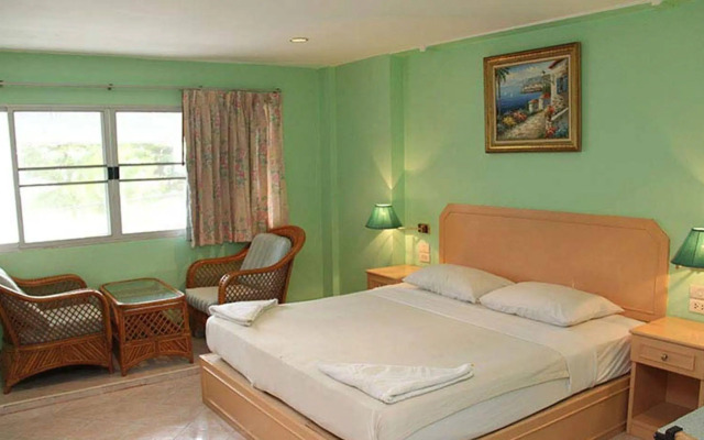 Richman Poorman Guesthouse