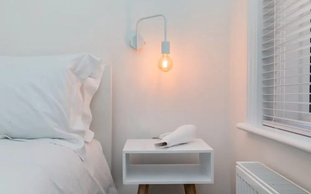 Hazelgrove Apartment | By Huluki Sussex Stays