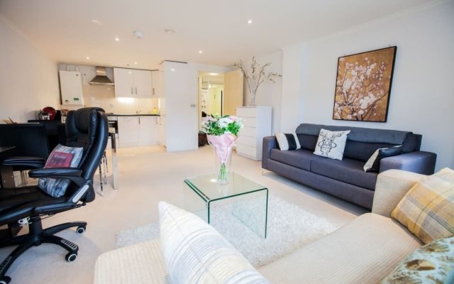 1bed Sleeps 4 in West Kensington 7mins To Tube