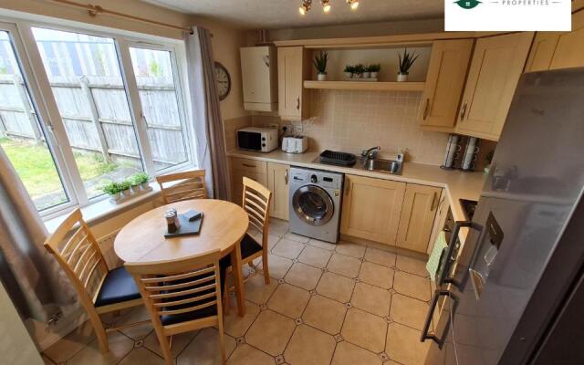 3 Bedroom house near Coventry City Centre with Wi-fi, driveway & garden - 16RWC