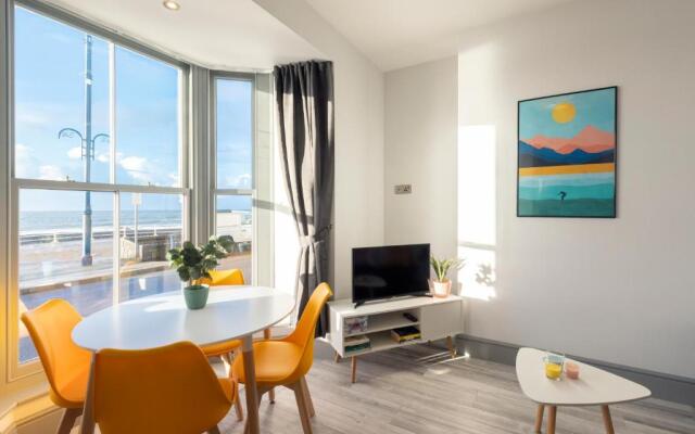 New central seafront apartment- stunning sea views