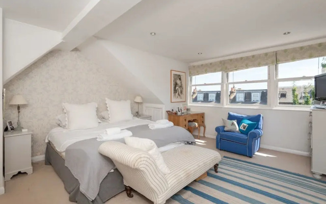 Comforting Clapham Home By The Overground Station