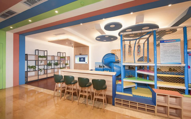 Ramada Plaza Zhijiang Hotel
